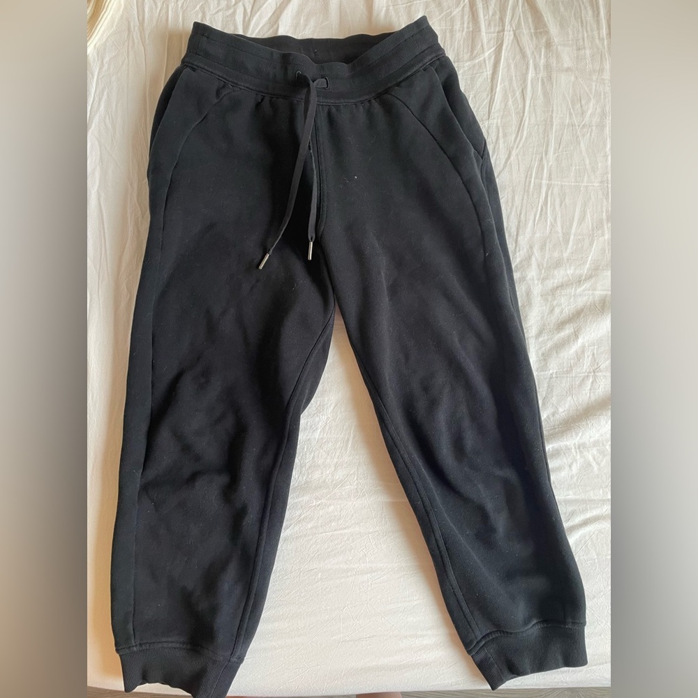Lululemon scuba cropped sweatpants. Black